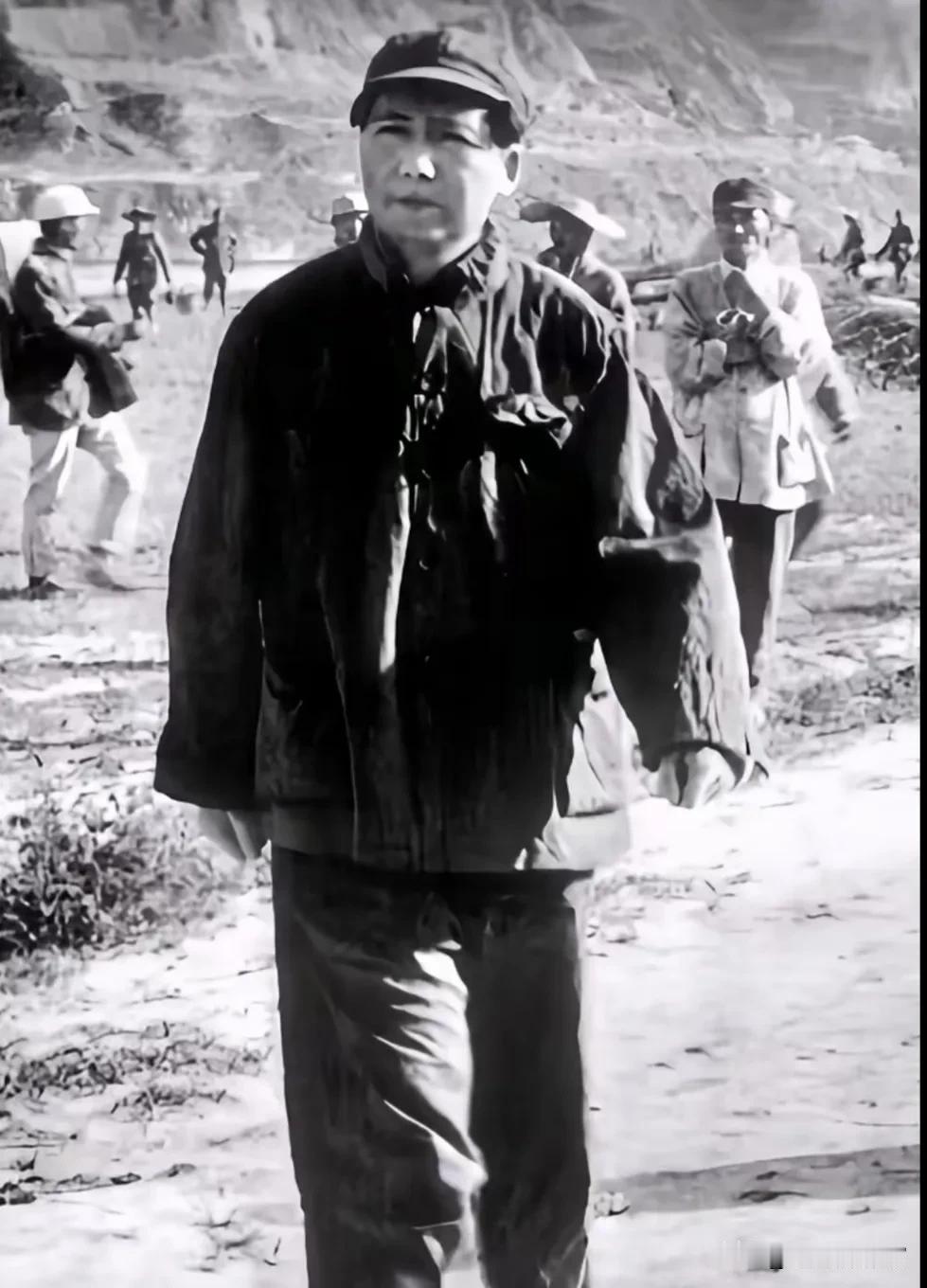 黄土沟壑间伟人阔步前行，一身朴素军装沉稳从容。延安岁月里他踏遍陕北山野，深入军民