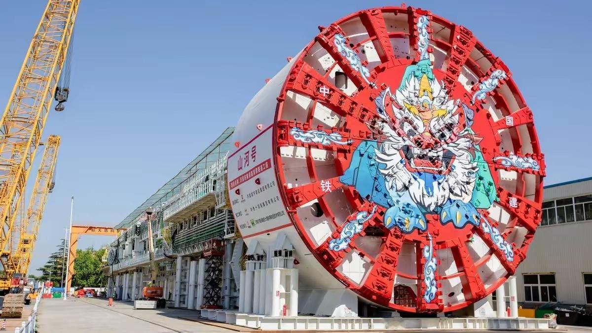 阿中：阿德，你的盾构机怎么卖的？阿德：3.8亿鹰酱币一台。阿中：你这也太贵了