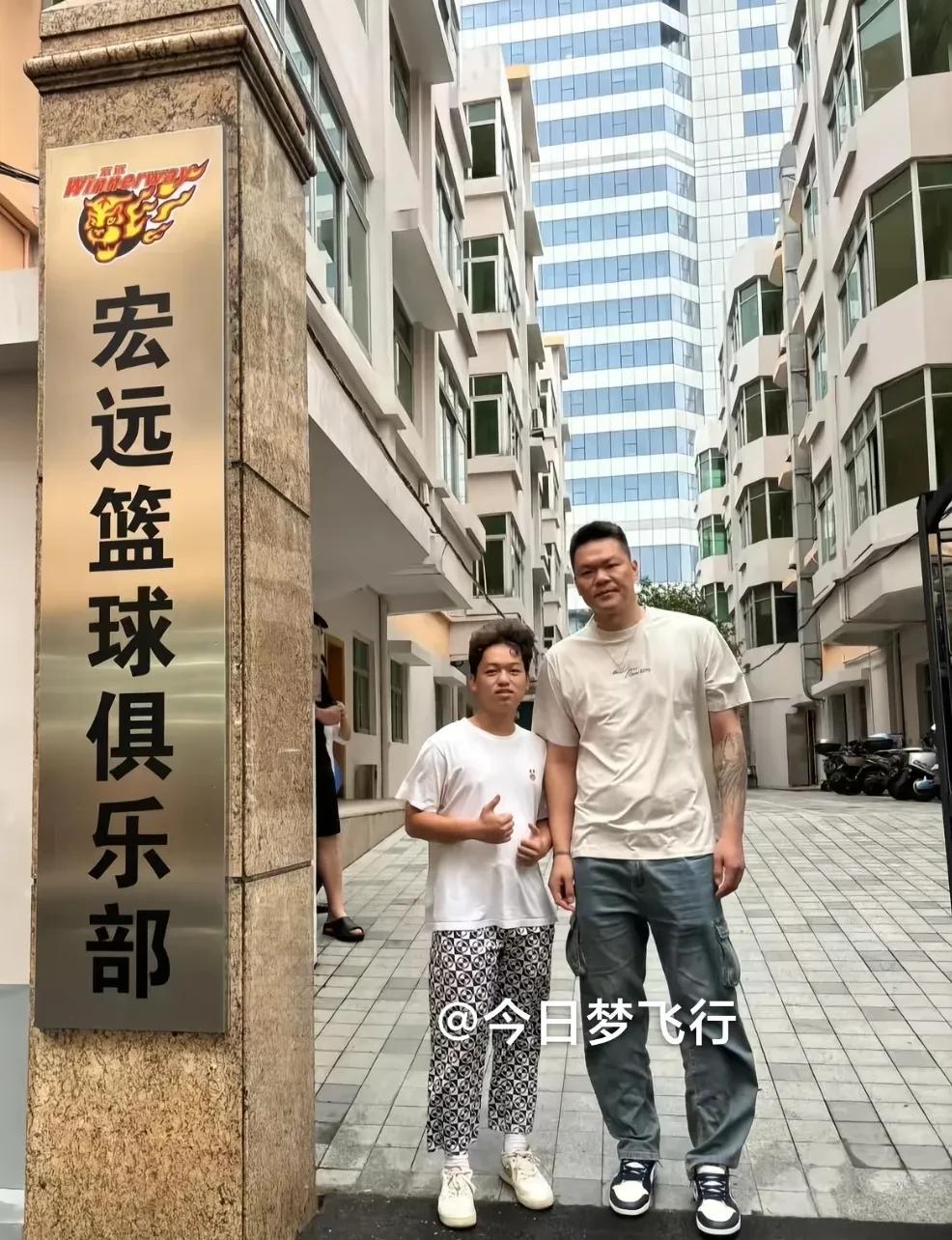 朱芳雨今日回到宏远俱乐部，心情大好与球迷亲切合影。接下来广东队的动态将会备受关注