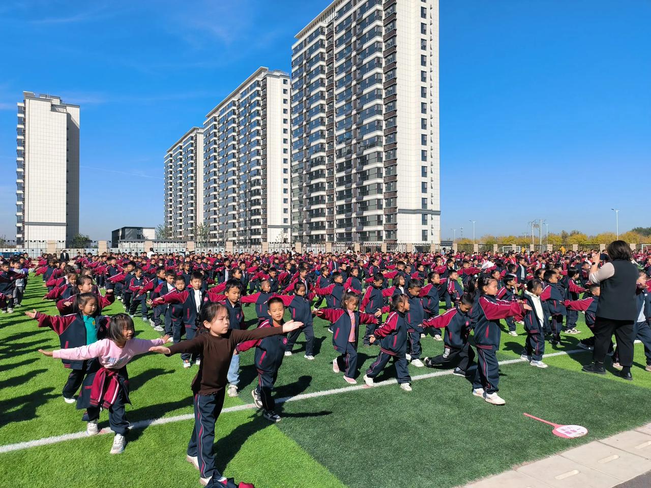 和外县区一位同学聊起了民办学校的发展，他说大家看得很清楚义务教育阶段，民办学校的