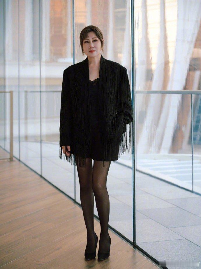 张凯丽黑丝配短裙张凯丽又穿了黑丝63岁张凯丽今日澳门活动，又穿了黑丝+短裙，状