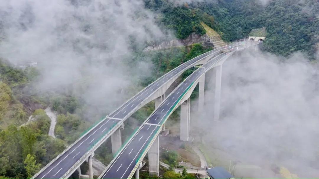 渝湘复线高速公路全线通车！12月18日，渝（重庆）湘（湖南）复线高速公路武隆