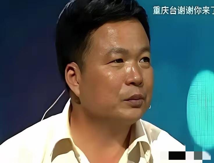 山东1女孩父亲去世，母亲瘫痪，无奈她辍学打工，1陌生男子不忍心资助她上大学，谁知