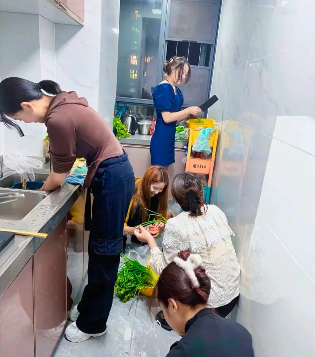 三个女人一台戏五个女人呢来吃饭呀下面条给你们吃