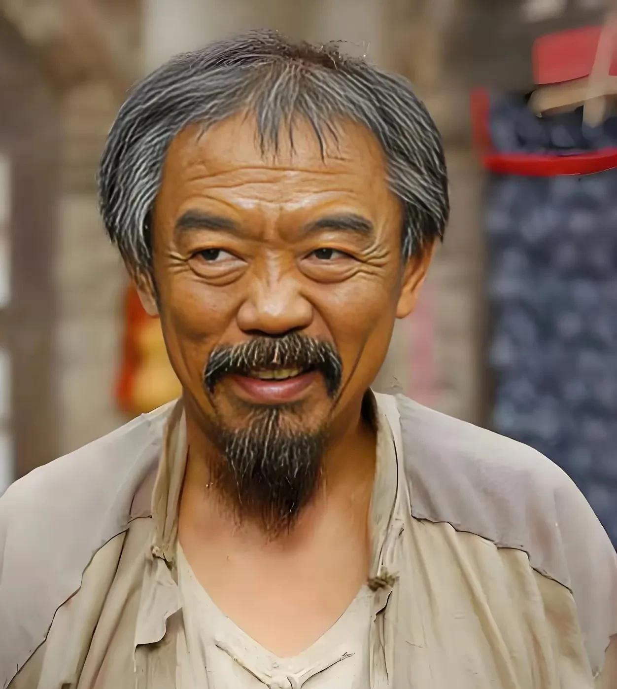 眼前的这位影视演员，无疑是当今影视圈的实力派老戏骨。多年前，他主演了与孙涛的电视