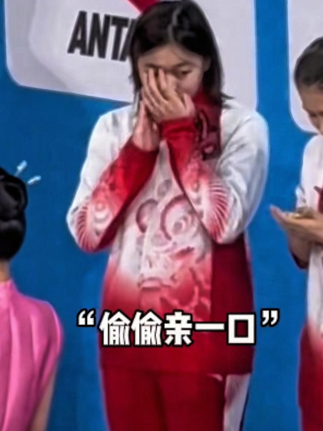 全红婵估计自己也没想到，赛场上一个小动作，会让全国人都心疼吧！估计全红婵比