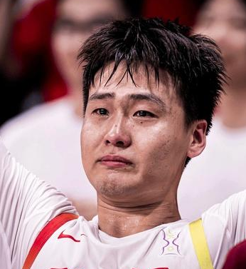 中国男篮队长赵睿未能入选中国男篮世预赛第一阶段比赛12人大名单原因。据国内媒体透