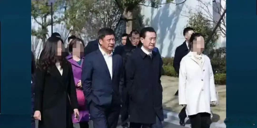 李嘉诚，是站在房地产金字塔尖的真正王者，眼光比许家印王健林长远万倍，至今屹立不倒