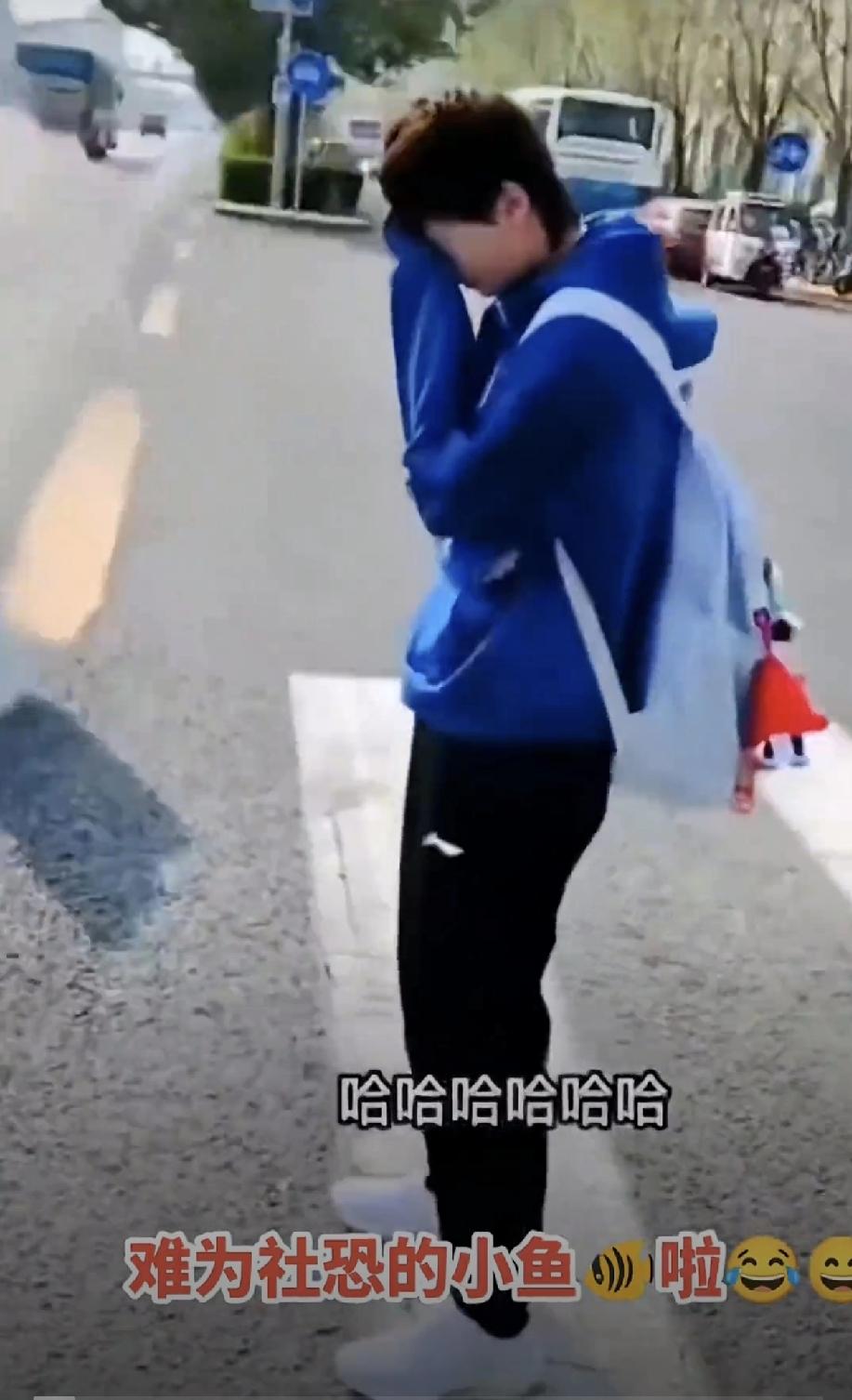 社恐的曼昱被热情的成都阿姨堵在斑马线上了，视频中，曼昱面对成都阿姨无所顾忌的表