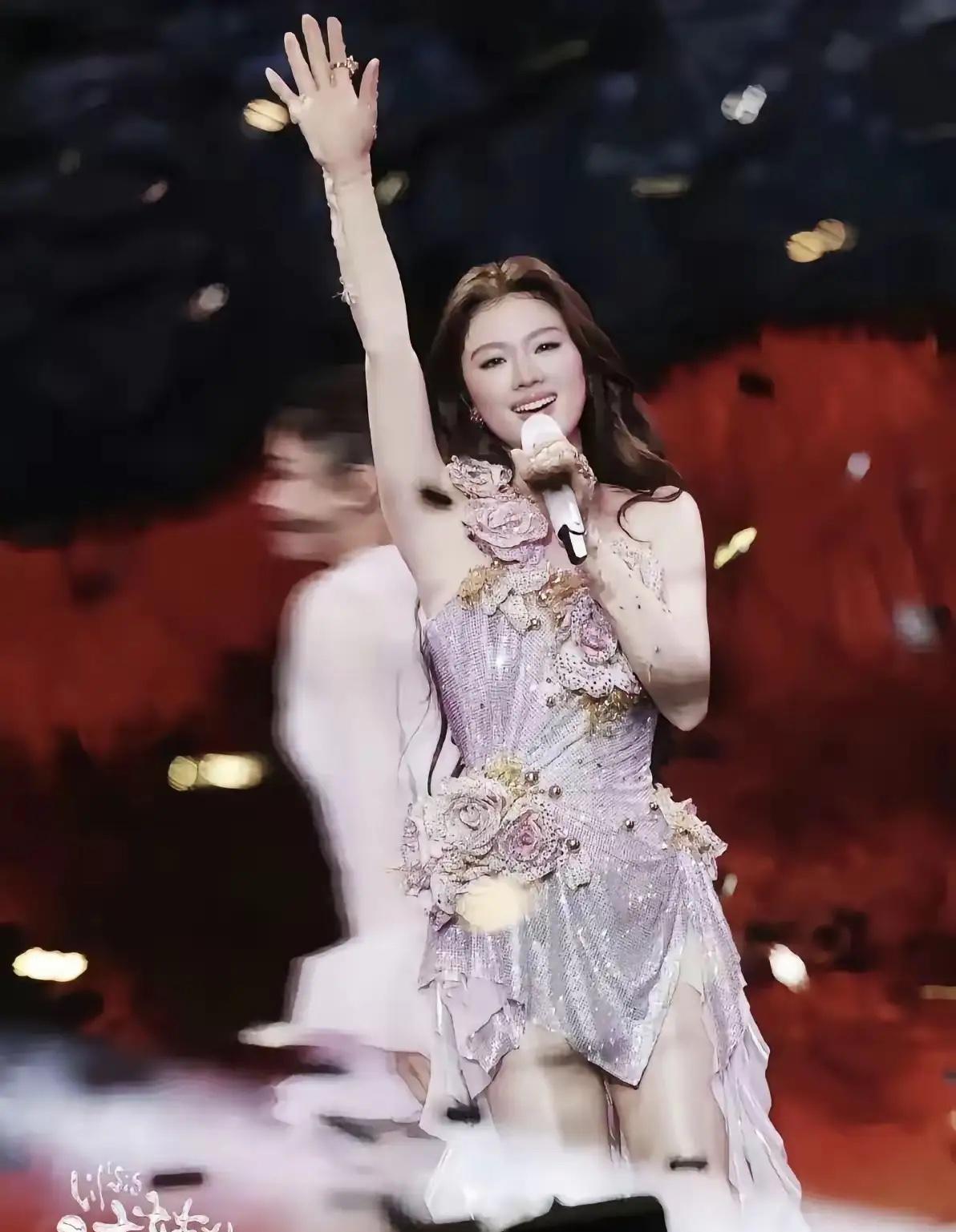 朋友去看了单依纯的演唱会回来之后整个人都恍惚了，她说：千万别信屏幕!你是不知