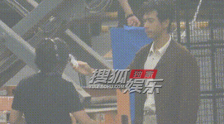 李现大风天片场拍摄路透近日，李现现身片场拍摄，当天刮着大风，李现手举着相机迎风