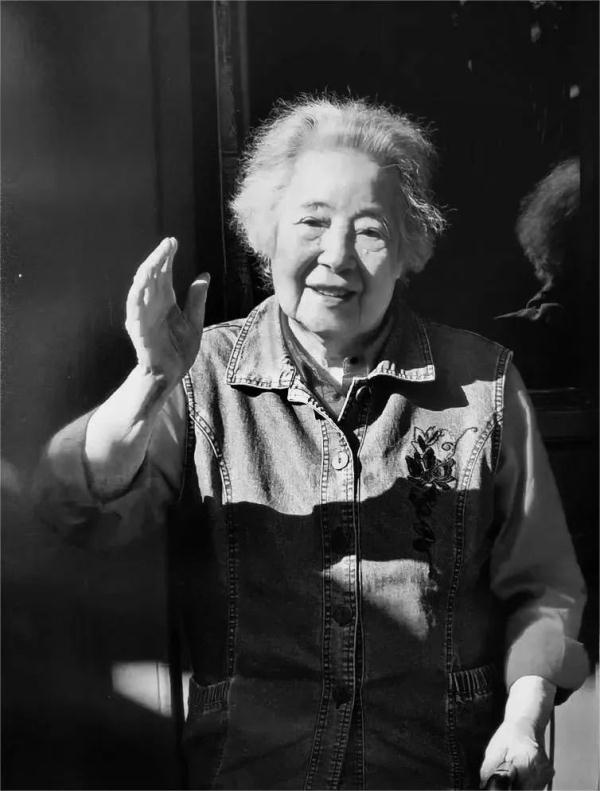 延安第一美女有多美？美国丈夫因她留在中国，为我国奋斗了一生 2023年12月