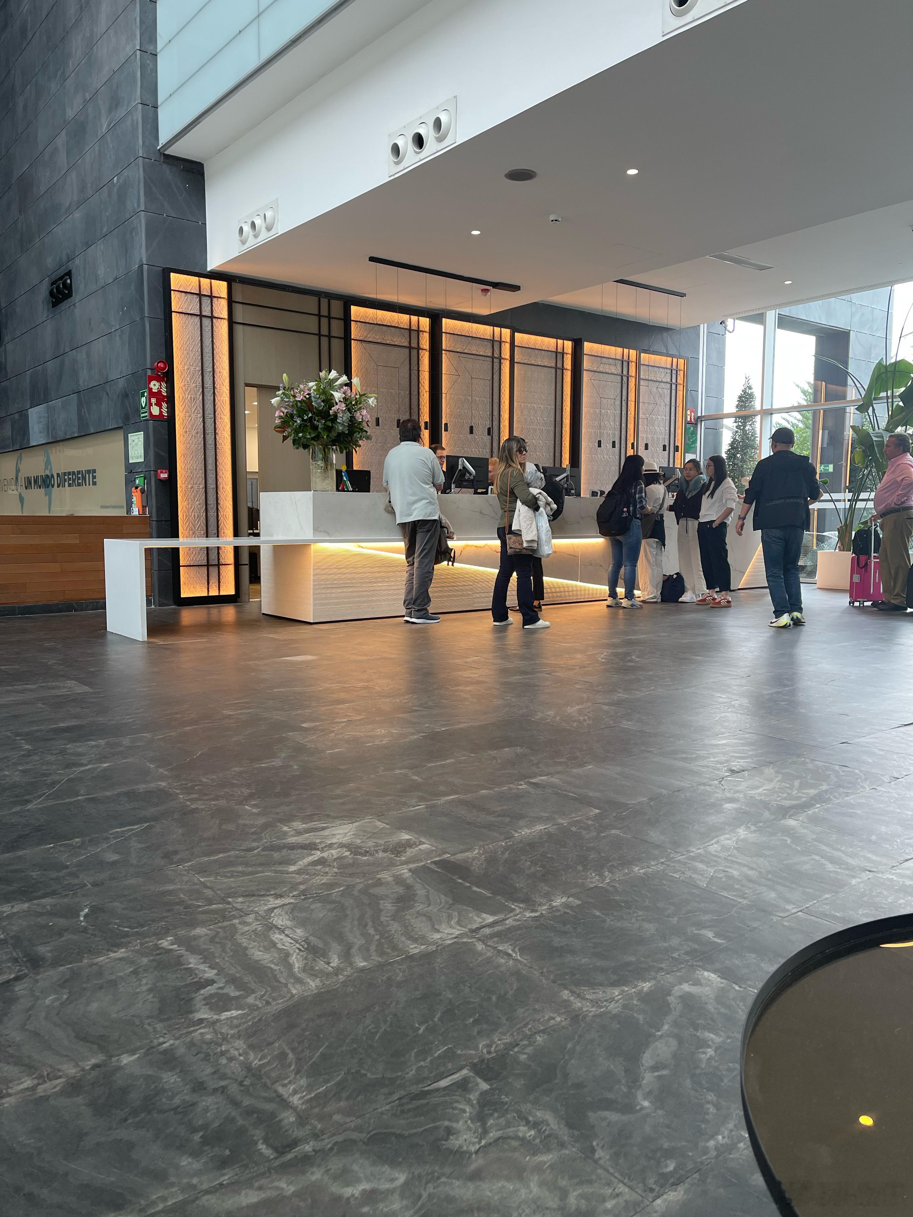 表哥说他现在西班牙的酒店，他们一个团来旅游十来个人，前台办入住办了整整一个小时。