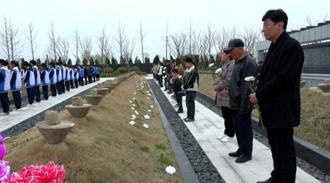 1947年的盐南阻击战我军牺牲了2000多人，可部队还要紧急开赴新战场，只好把战