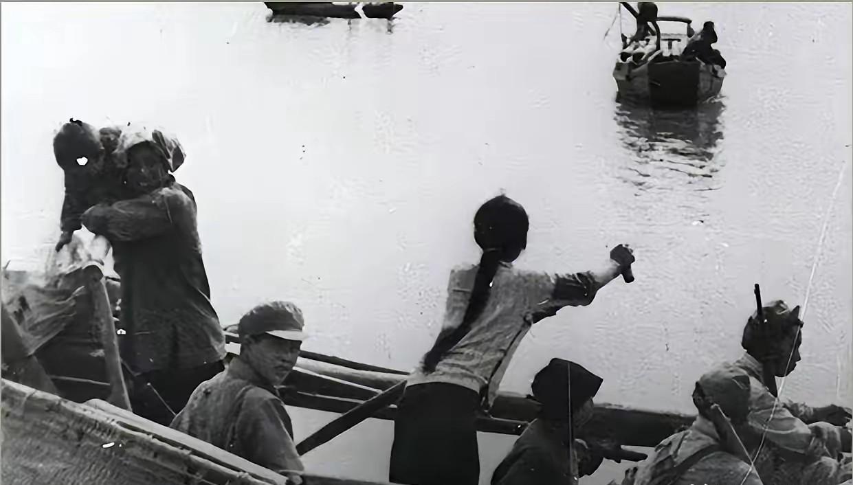 1949年，19岁的姑娘颜红英，摇着小木船运送24名解放军战士横渡长江。激战中，