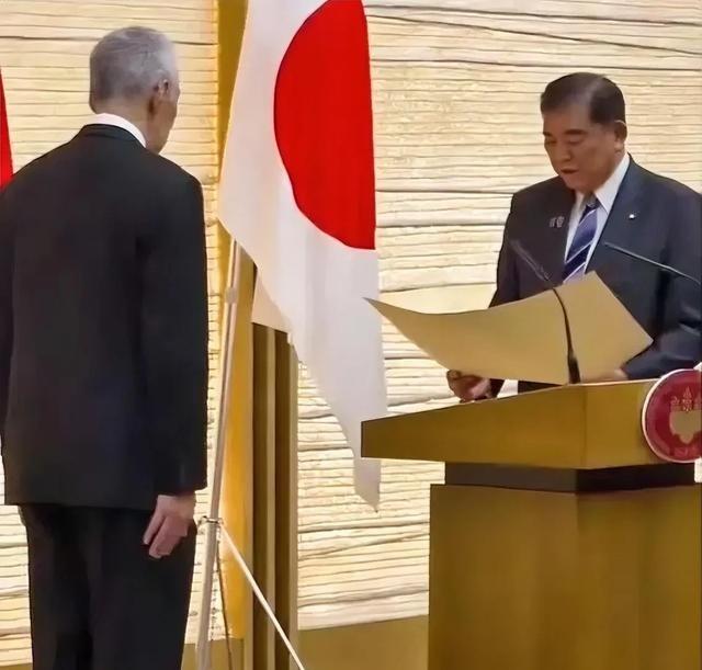 李显龙不来中国参加阅兵，却跑去日本受勋，被日本授予旭日大绶章，表彰李显龙为日新关