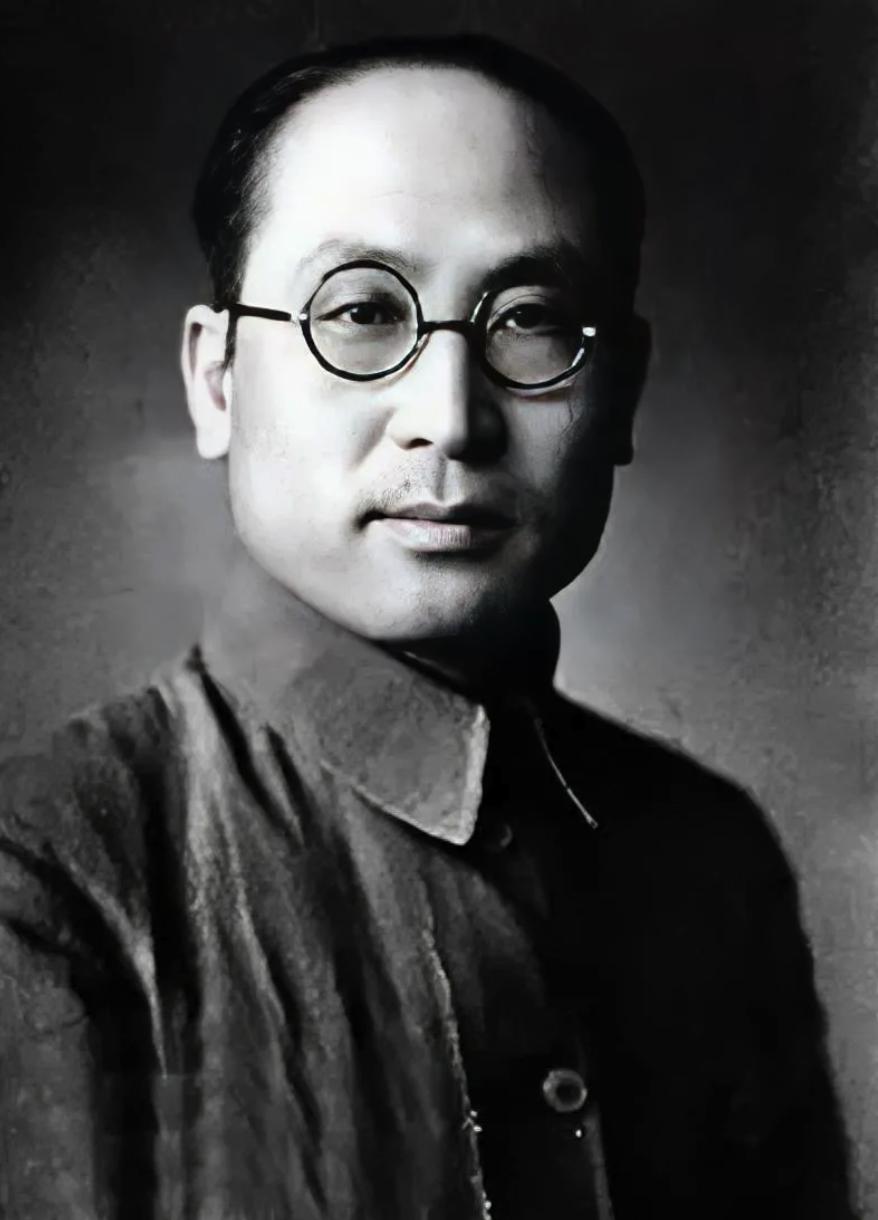 1945年，重庆。国民党士兵围住了阎宝航的家。重庆卫戍区司令刘峙走过来，脸色阴沉