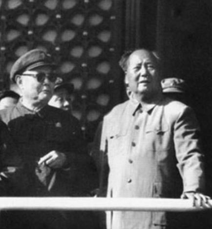 1976年9月8日，弥留之际的毛主席，用尽全身力气拿起笔，在纸上划下三道横线。工