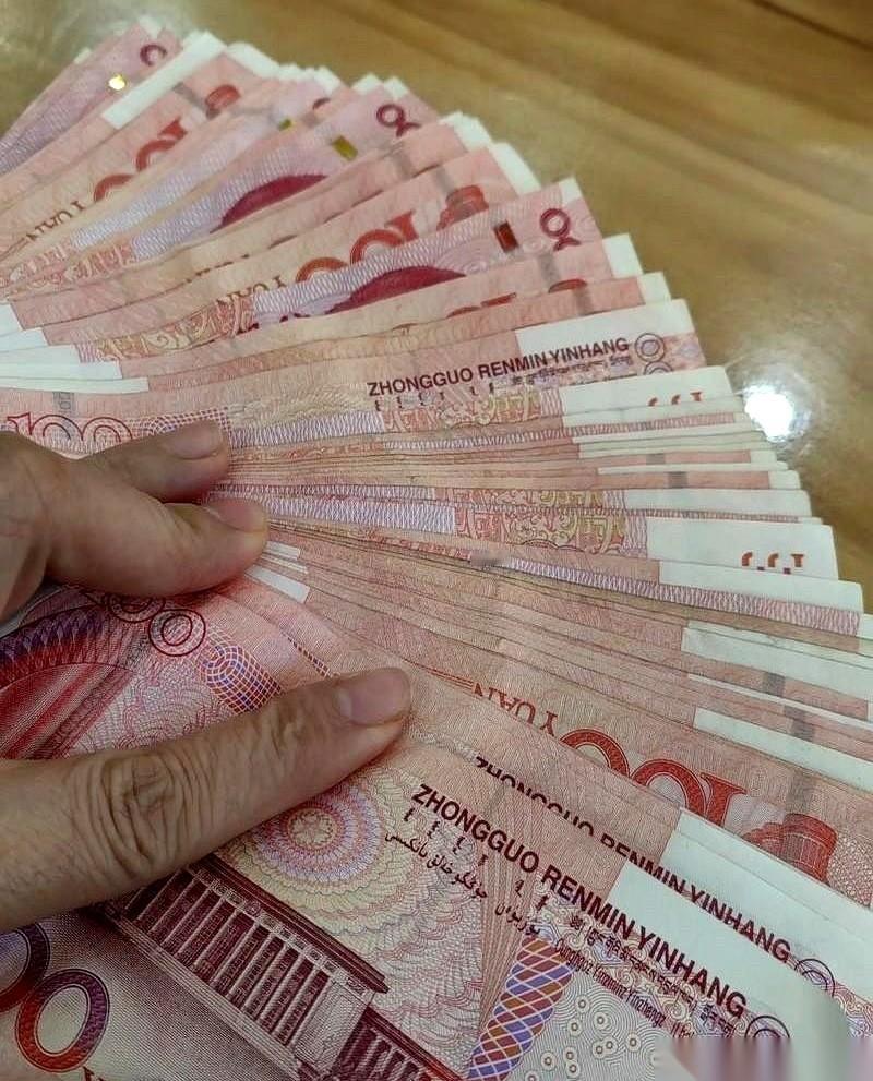 手机“叮”的一声，老公转来4300元。很多人看完可能要皱眉：才这么点？确实，这
