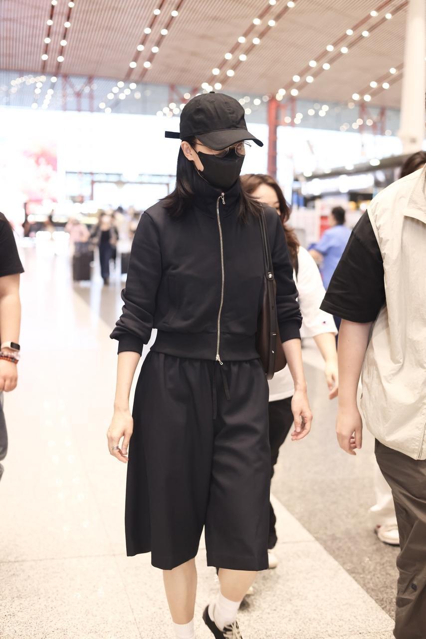 今天张小斐现身北京机场，她这回搭配了一身黑色的衣服，整个人显得很有气势。张小