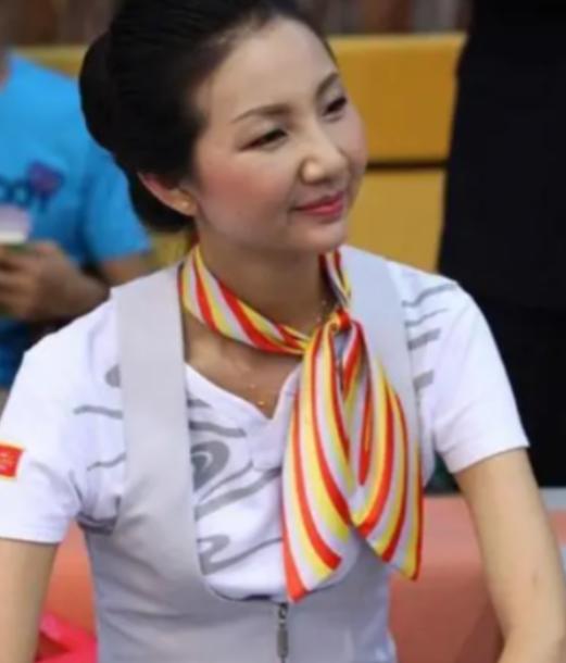 2012年，一架飞机飞至5000米高空时，一名空姐突然推着餐车冲向驾驶舱，用身体