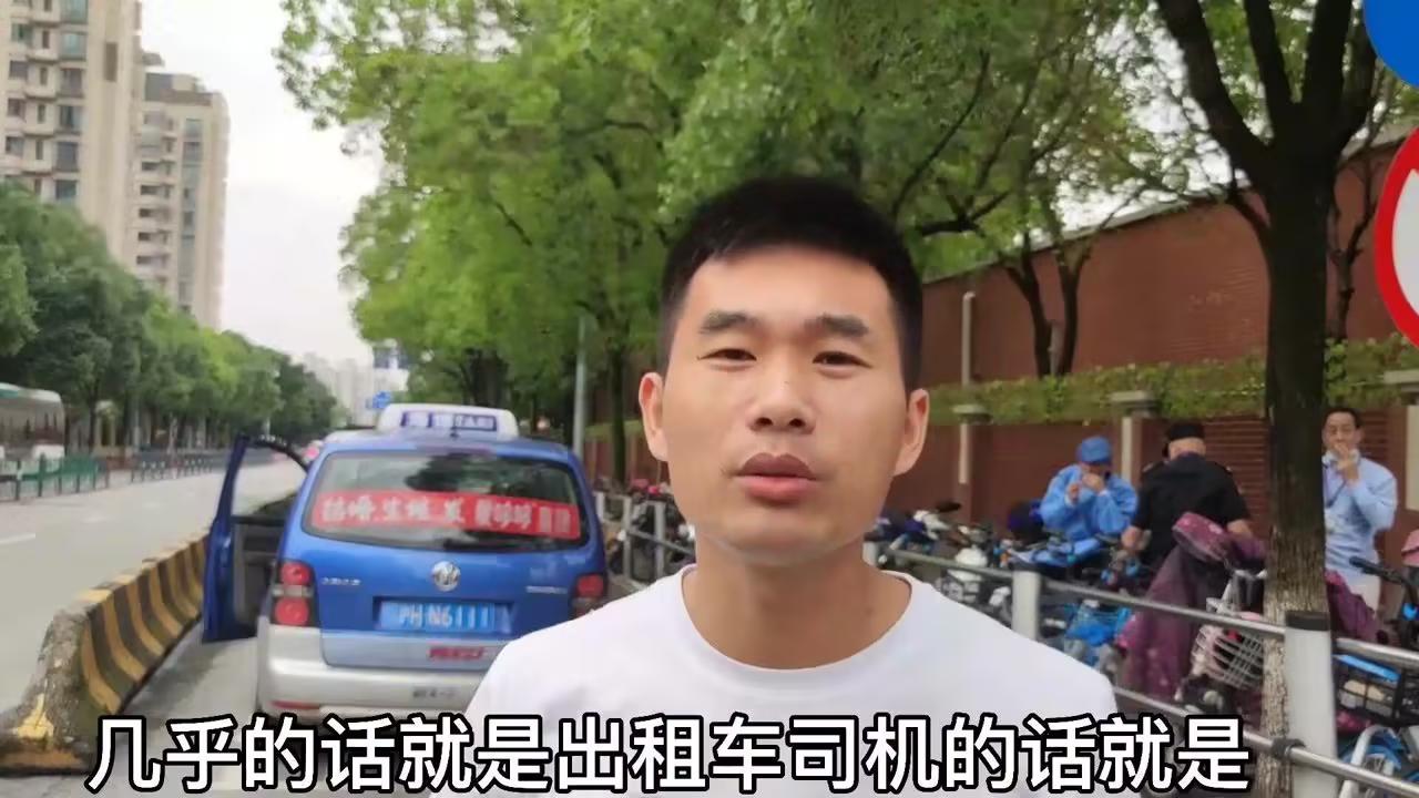 世间温情！河北，一名34岁的的哥在医院门前候客。夜里十点半，一位女士照料完患病的