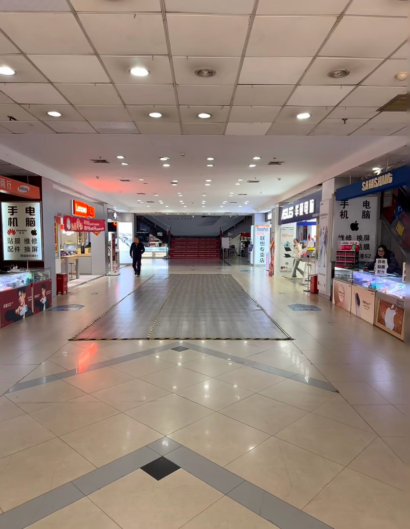 电脑涨价20%市场人流空荡荡存储芯片涨了，电脑涨价20%，线下门店基本没人逛了。