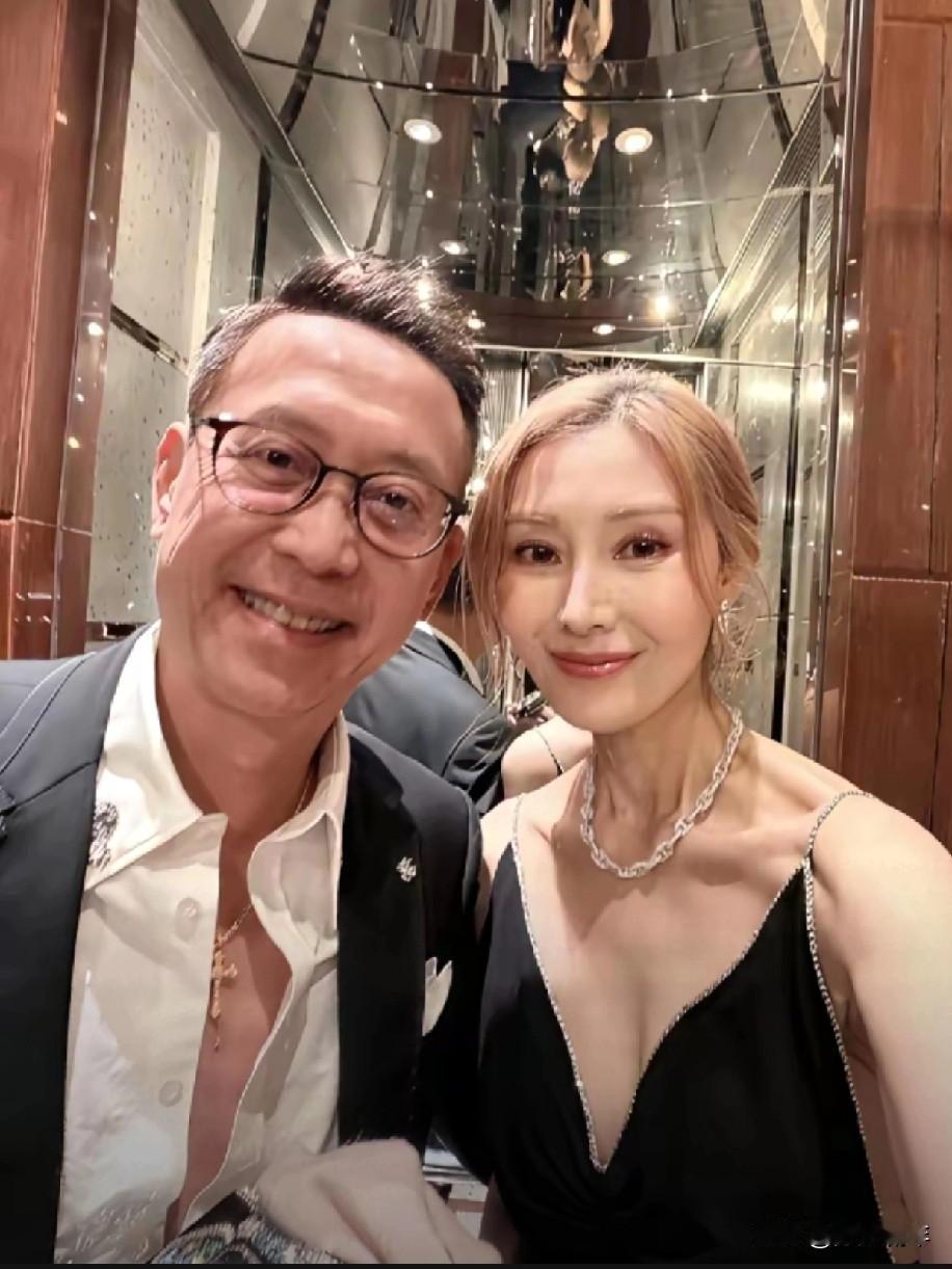 李嘉欣美了一生，55岁的年龄染了金发，更衬的皮肤白皙娇嫩。她身着深V露肩露背的晚