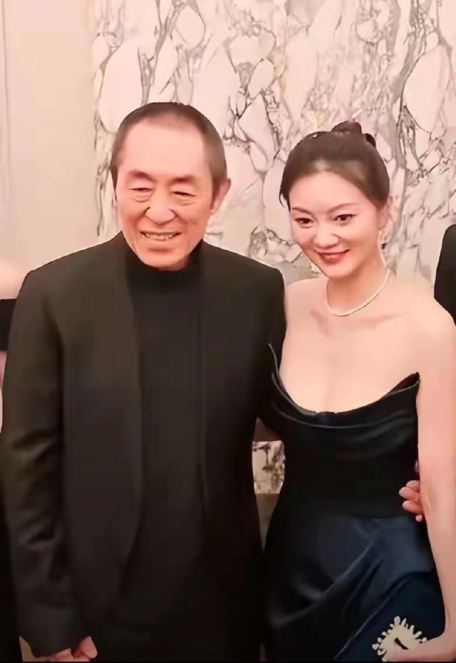 相伴25年状态反差大！76岁张艺谋沧桑尽显，44岁陈婷依旧年轻亮眼