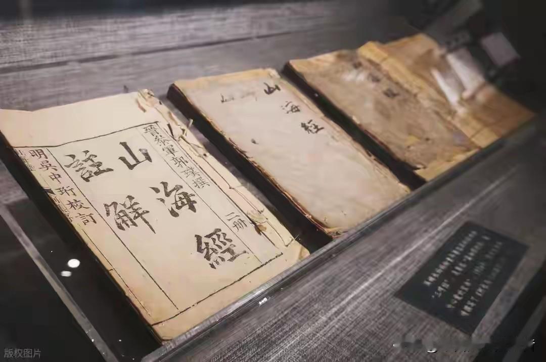 跟你说个事儿挺邪门的。1986年四川广汉那个砖厂工人一锄头下去，三星堆就出来了。