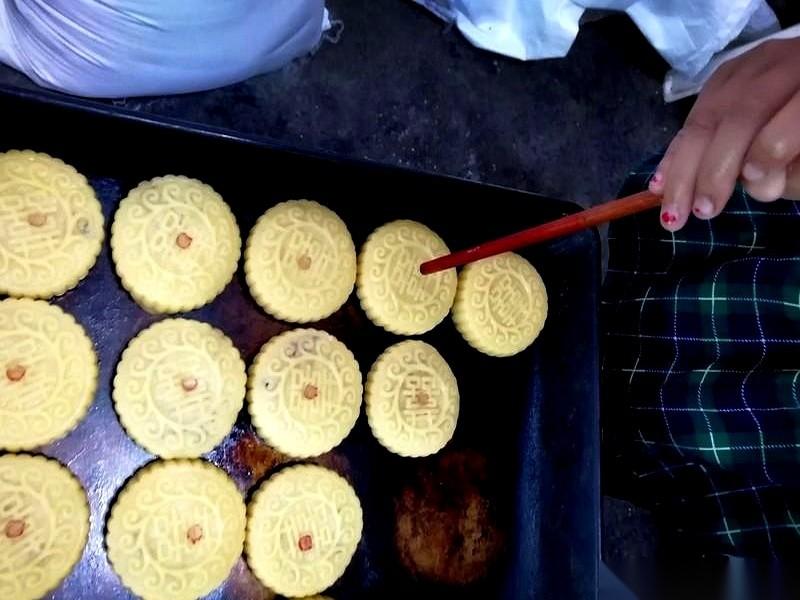 有一种童年，叫烫面包子里的糖浆。刚出锅，掰开的瞬间，不是先闻到甜味，而是看见一