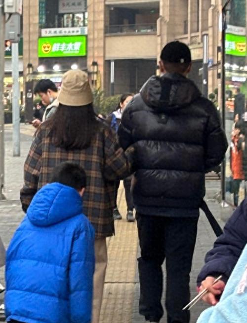知名演员任重陪孙骁骁逛街,被曝在重庆定居,已育有子女