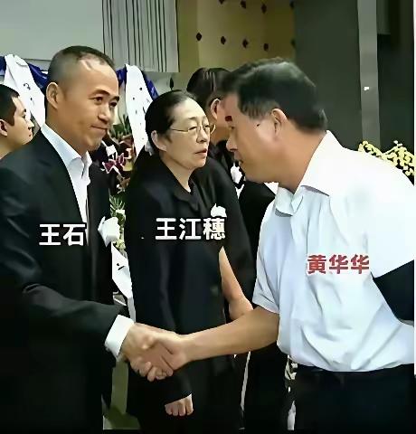 当年的王石真的意气风发好年轻好帅气！难怪能追到那么漂亮年轻的老婆啊。