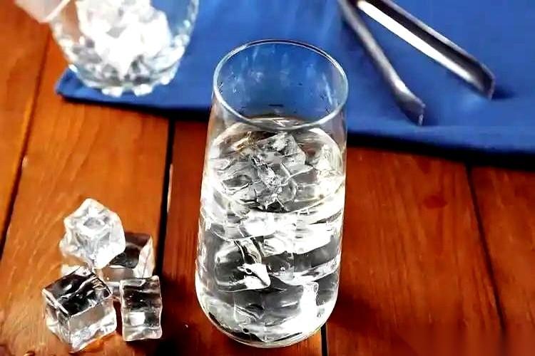 好好一个人，睡一觉，人没了。都说是心梗，但谁能想到，凶手可能就是半夜喝的那口水