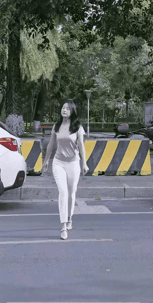 看美女笑的，我也受感染，情不自禁也开心起来。