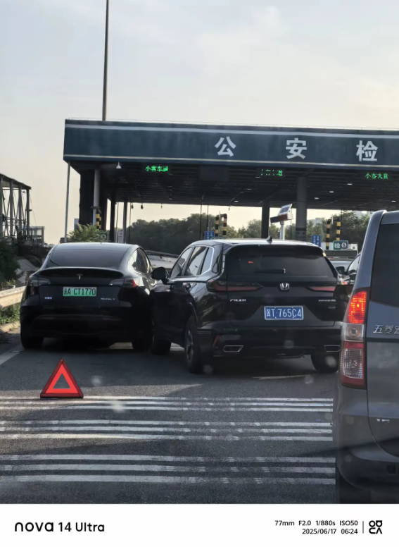 大早晨，进京检查站，这两显眼包