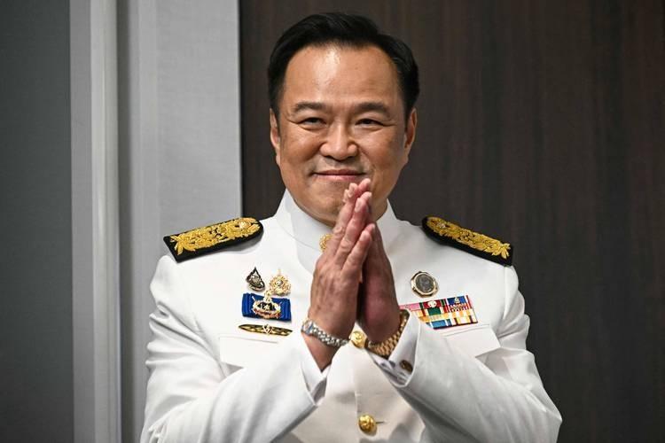 泰国人现在估计开始后悔当初把票投给阿努廷了吧？阿努廷从出任泰国副总理兼内政部长，
