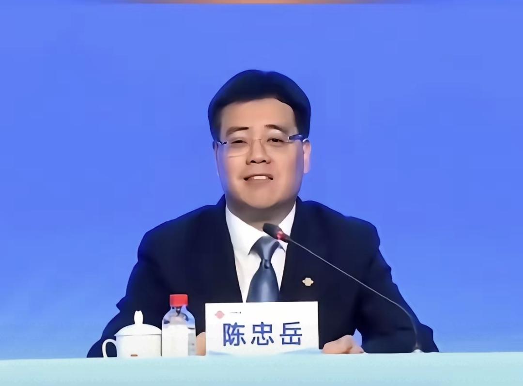 今天刷到新闻，移动新董事长居然是联通调过去的。细扒发现这人之前还在电信做过副总。