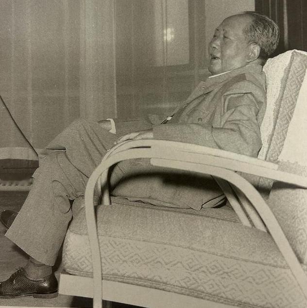 毛主席穿着北京王凤德做的网眼凉鞋。毛主席看见周总理穿着一双网眼皮凉鞋，于是他问：