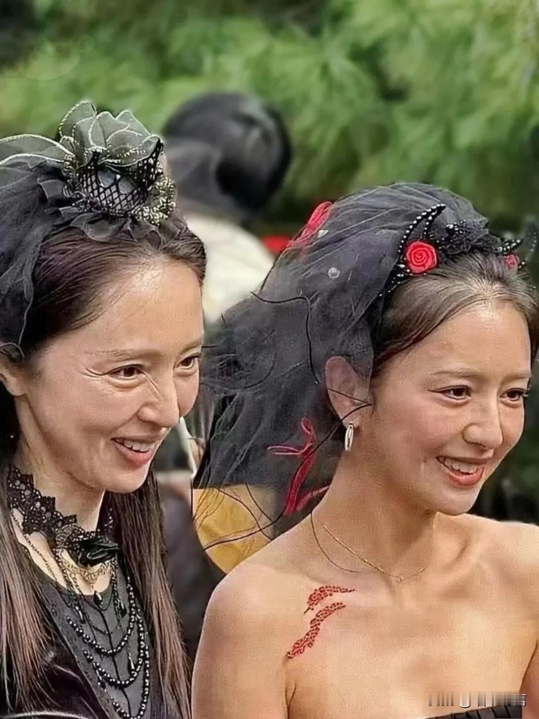 没有滤镜加持的她们还是笑得很灿烂。