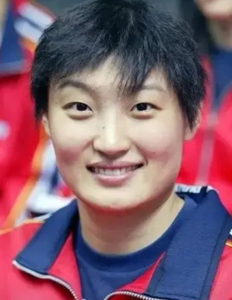 赖亚文的黄雀记谋显神功！中国女排各层级主副教练勇谋组合模式，中国女排在更层级世界