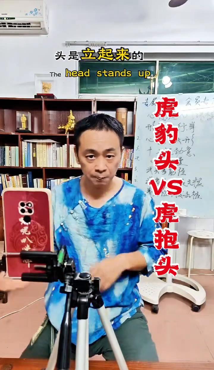 他蹲在工地墙角啃馒头，手机弹出通知：你家孩子被重点中学录取了。他没笑，也没哭。