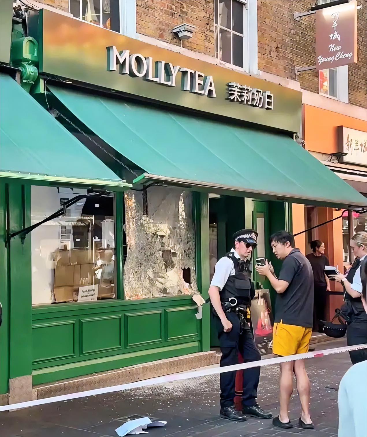 茉莉奶白在伦敦的店被人砸了，英国的营商环境太恶劣了，人心惶惶。都是资本操作的结果