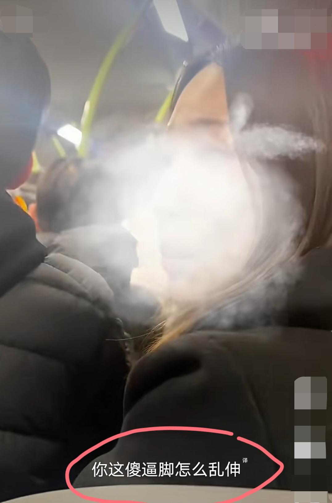 网友发视频吐槽:第一次在韩国受这么大委屈！大概经过是这样:网友坐公交车，和前排