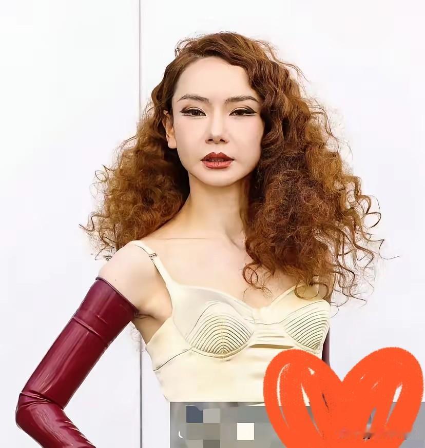 我怀疑过戚薇是为了作秀也怀疑过她是为了宣传直到我去查了下，才发现，她跟其他人