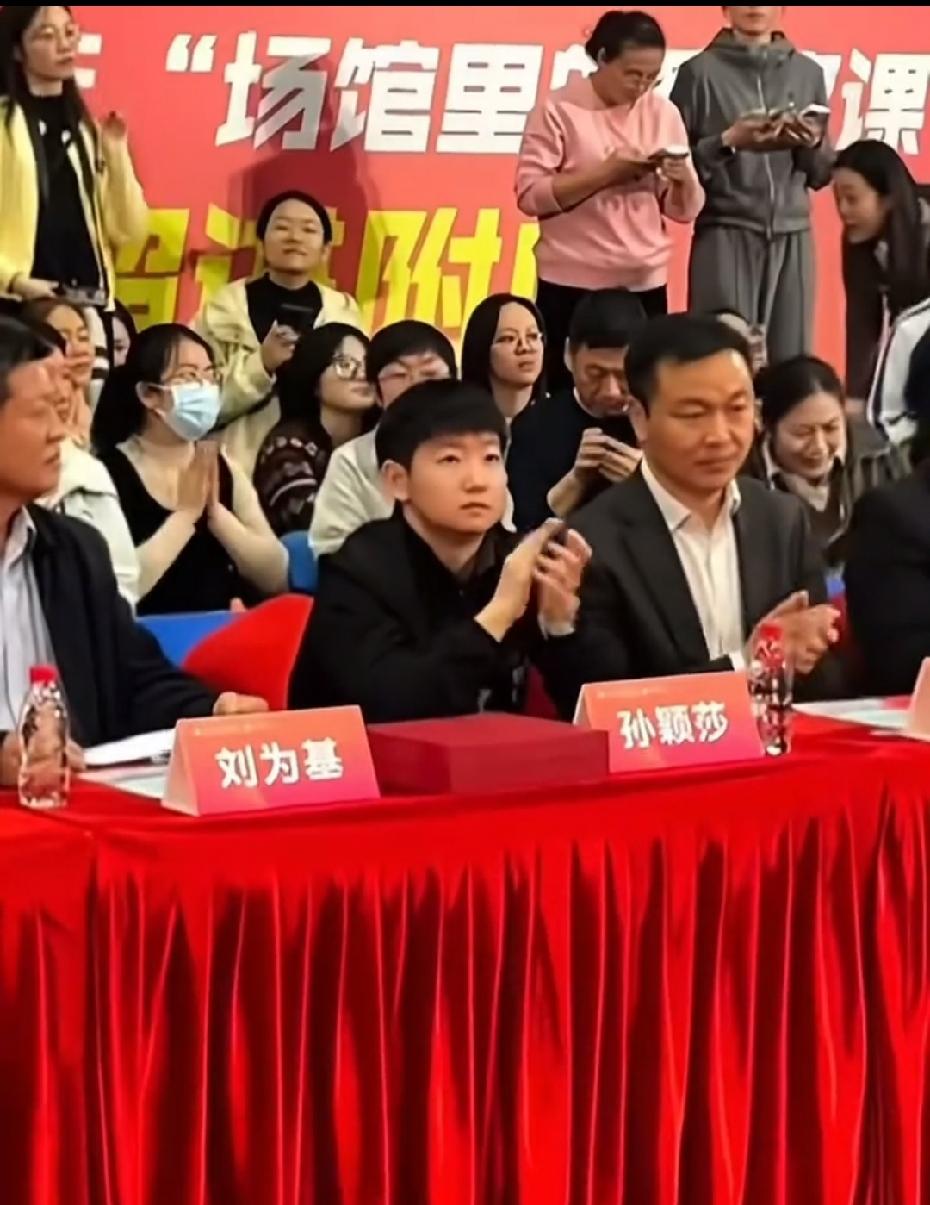 莎局可不是白叫的，她代表女性向上的力量！莎莎往那一坐，就官味十足！小小的身体，大
