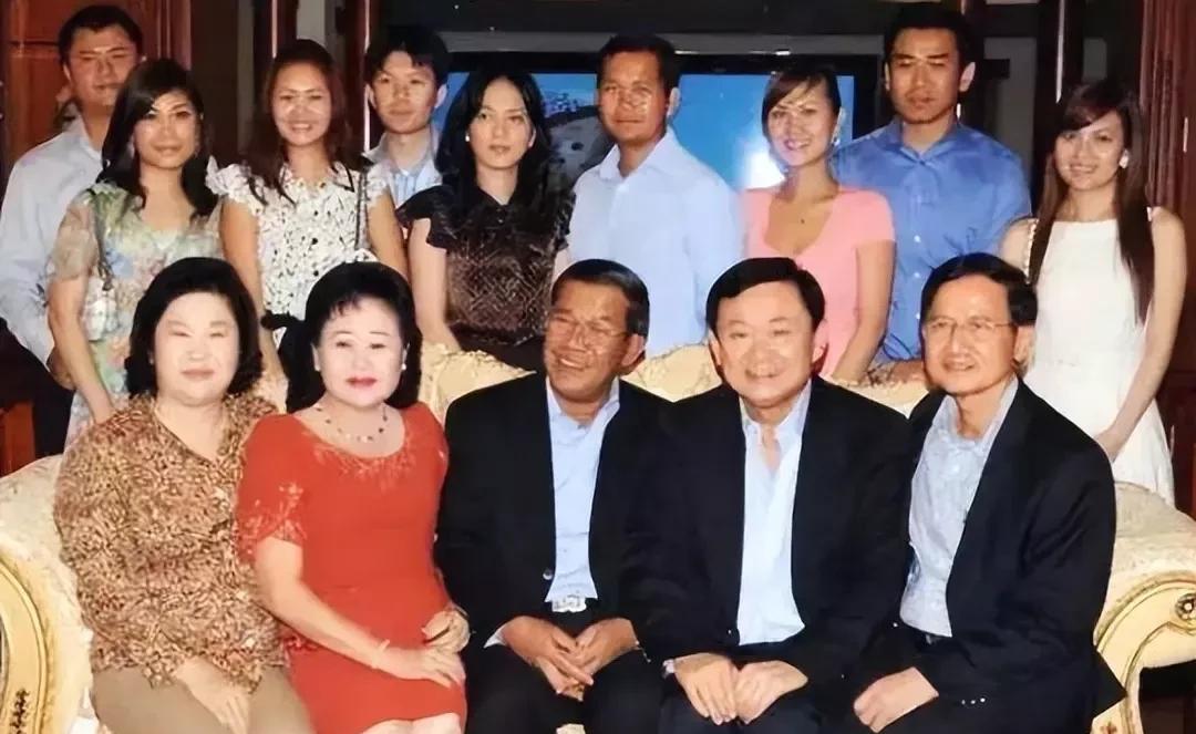 这是很多年前他信跟洪森全家的合影，通家之好，好朋友，洪森全家老小都出来跟他信相见