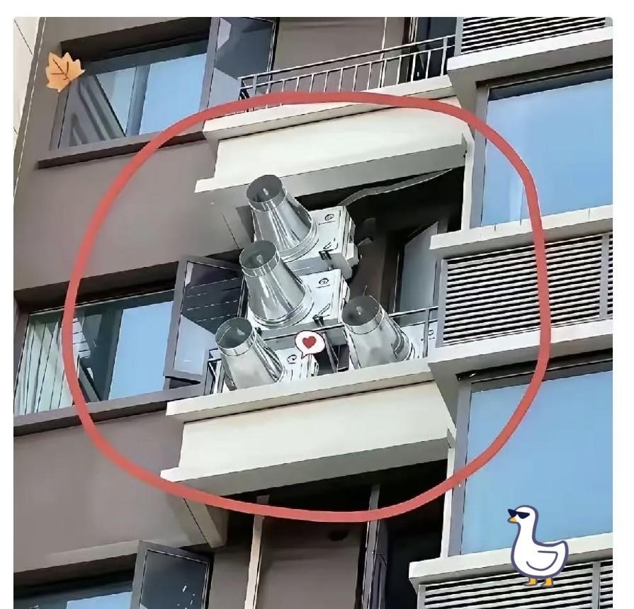 安徽，一男子出差回家，感到家里闷热，连忙推开窗户，突然，看见对面住户的墙外安装了