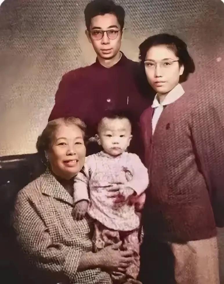 1956年，许广平抱着孙儿与儿子周海婴和儿媳马新云的合影，20年前鲁迅病逝之后，