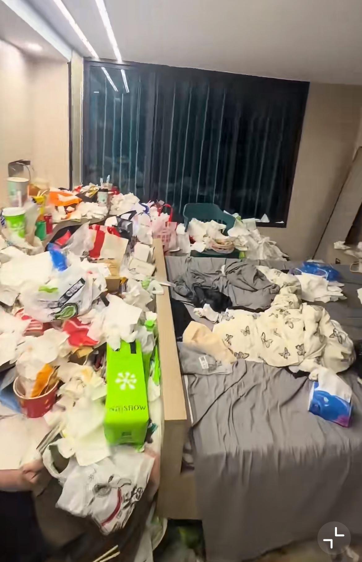 杭州房东要崩溃，推开出租公寓傻眼了，小仙女把房间弄得比垃圾站还离谱。卫生间到处是